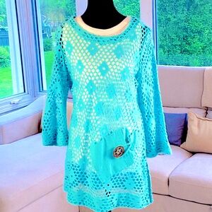 MIRROR TUNIC TOP IN CUTOUT DESIGN. Blue size L